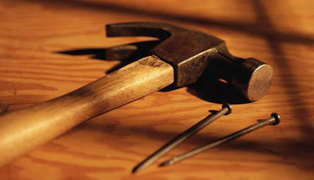 Câu chuyện người cha đưa cho cậu bé một túi đinh, chiếc búa cho chúng ta hiểu một giá trị rất sâu sắc.